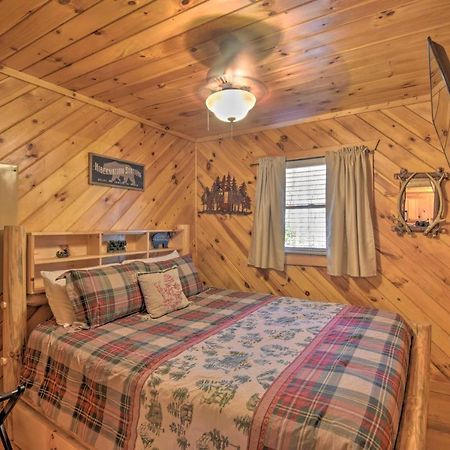 Helen Cabin With Deck And Hot Tub Less Than Half Mi To Main St Екстериор снимка